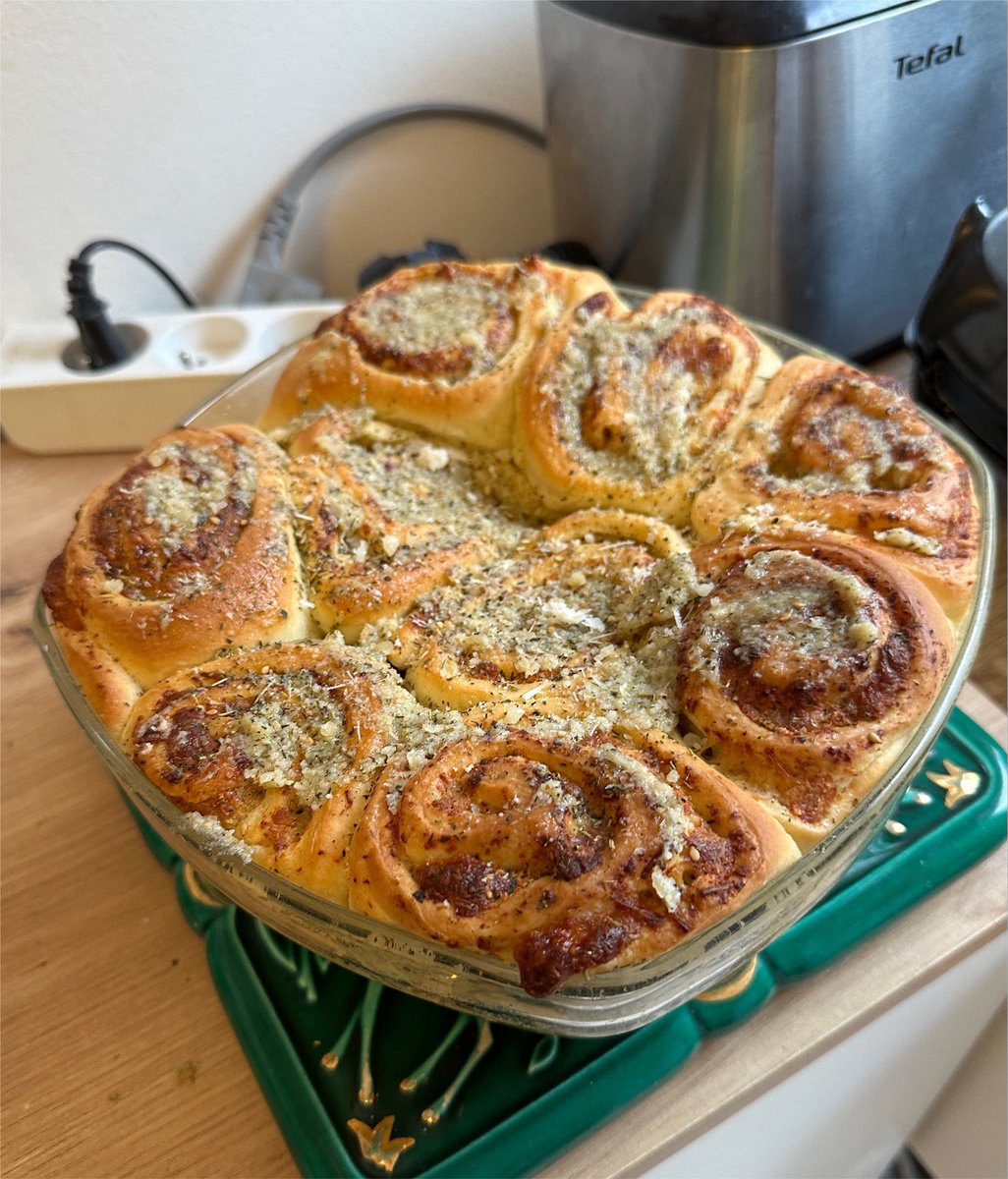 fraggrrl's tweet photo. g fait des brioches style cinnamon rolls mais avec de la mozza, du parmesan et de l’emmental, du zaatar etc etc c’est trop bon je veux manger plus que ça maintenant https://t.co/Qgec89xHca