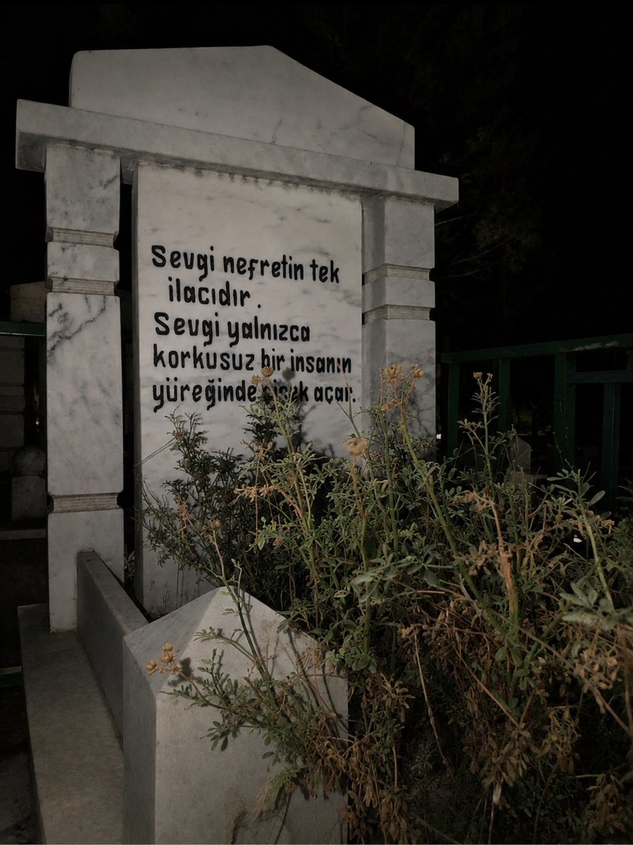 Mtnarin's tweet photo. Şimdi ne ay çıkıp iniyor, ne güz gelip geçiyor sen olmayalı.
Şimdi sen olmayalı olmuyor.
Yoksun şimdi olmuyor. https://t.co/cnSaP68Dro
