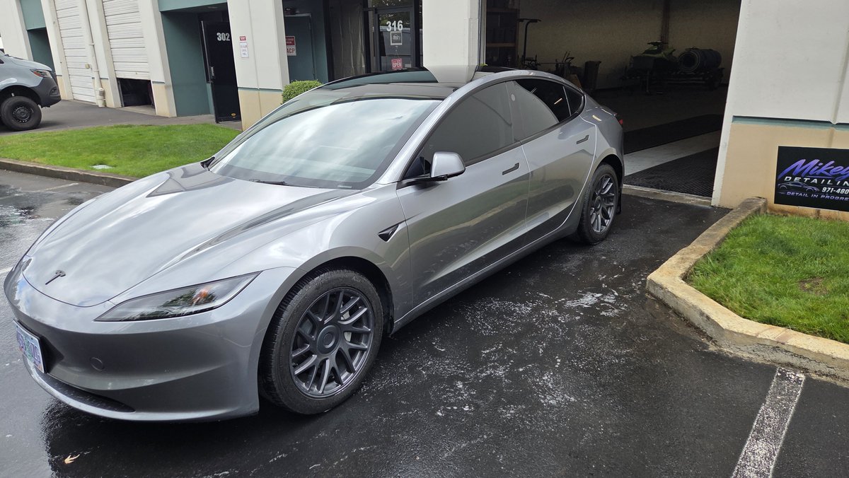 RoboRidez's tweet photo. No bragging about reviews today, just posting pictures of one of our freshly cleaned sexy teslas 😍 https://t.co/OoK2JZCF0v