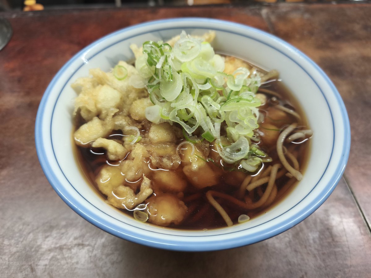 aizack3594's tweet photo. 食べてみたかった、変わり種ゲソ天蕎麦。
ここのゲソ天は、サイコロ状に刻まれたイカで、注文を受けてから揚げてくれる。
熱々で甘めの汁、うまし。
なにより、喫煙可能なのがありがたい(-。-)y-゜゜゜
#寅さん
#ゲソ天
#蕎麦
#路麺 https://t.co/BTheRY1Q4p
