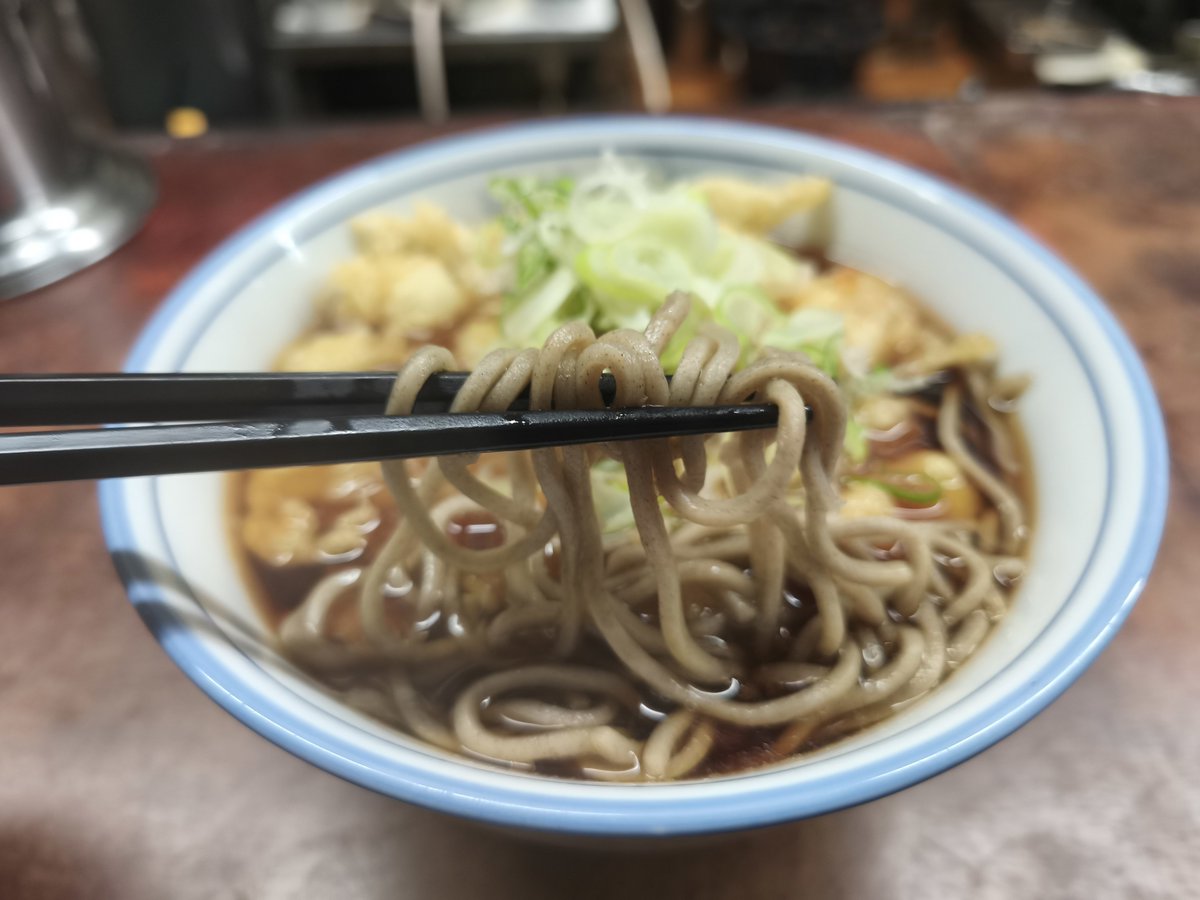 aizack3594's tweet photo. 食べてみたかった、変わり種ゲソ天蕎麦。
ここのゲソ天は、サイコロ状に刻まれたイカで、注文を受けてから揚げてくれる。
熱々で甘めの汁、うまし。
なにより、喫煙可能なのがありがたい(-。-)y-゜゜゜
#寅さん
#ゲソ天
#蕎麦
#路麺 https://t.co/BTheRY1Q4p