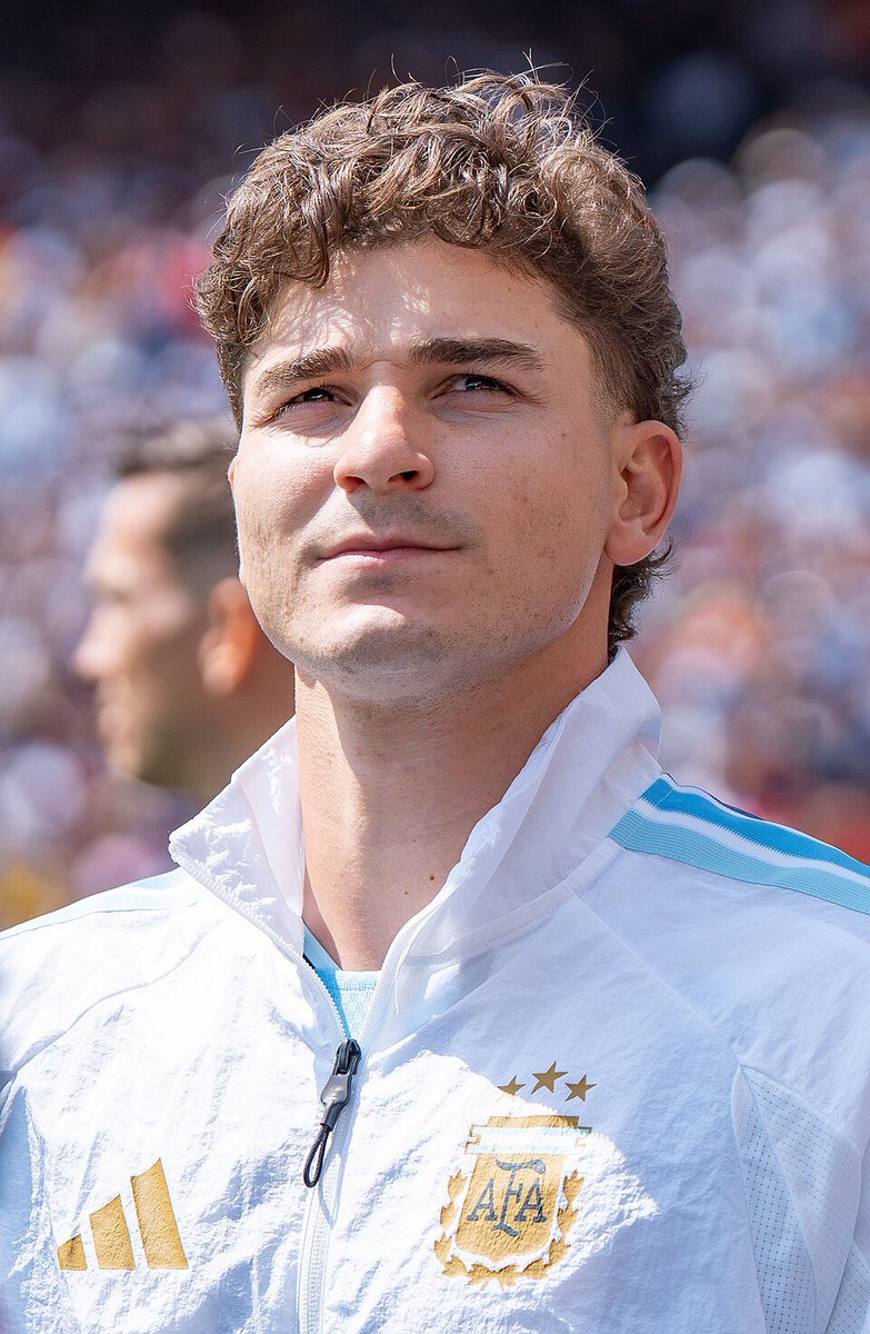 FutboolFichajes's tweet photo. 🚨🇦🇷 AHORA | Julián Álvarez FORZARÁ su salida al FC Barcelona: dará un paso adelante para que el Atlético de Madrid lo venda. 

👉 Así lo informa el diario @sport. https://t.co/Xk04Kxp376