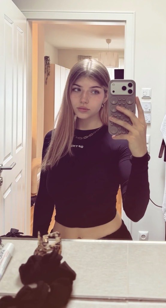 cookiaka's tweet photo. Fibii XFibii 
Wer hat Bock über Sie zu schreiben! Kommt mit ASL, worüber ihr gerne schreiben wollt (einfach Vorschlag) und ein Bild von Fibii! https://t.co/zmDMrNrhBs