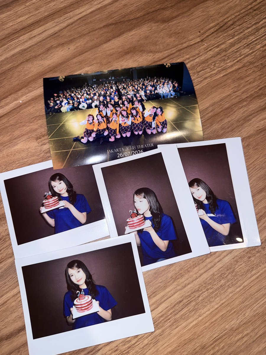 C_OnielJKT48's tweet photo. Terima kasih banyak untuk semua yang sudah meluangkan waktu, tenaga, dan usahanya untuk datang merayakan ulang tahunku yang ke-24. ngeliat kalian dateng dengan wajah yang penuh senyum, semangat, my heart is full🩷❤️🧡💛💚🩵💙🤎🤍🩶.
Terima kasih juga untuk semua project yang sudah dipersiapkan dengan penuh usaha. Mulai dari hal-hal kecil sampai yang mungkin membutuhkan waktu, tenaga, dan kerja sama yang luar biasa, sekecil apa pun usaha yang kalian lakukan pasti akan selalu terlihat~ aku bisa merasakan ketulusannya. Rasanya selalu terharu setiap melihat seberapa besar kasih sayang yang kalian berikan.
terima kasih sudah terus mendukung, percaya, dan berjalan bersamaku sampai hari ini.
Semoga semua kebaikan, perhatian, dan cinta yang kalian berikan bisa kembali berkali-kali lipat untuk kalian. Semoga kita masih diberi banyak kesempatan untuk bertemu, membuat kenangan baru, tertawa bersama, dan merayakan lebih banyak momen indah di masa depan.
Sekali lagi, terima kasih untuk semuanya. Terima kasih sudah membuat ulang tahunku yang ke-24 menjadi lebih bermakna, sampai ketemu lagi di momen-momen berikutnya.

Seperti yang aku bilang di speech juga, di usia yang baru ini, aku nggak berharap jadi seseorang yang langsung sempurna. Aku cuma ingin terus bertumbuh, jadi versi diri yang lebih baik dari kemarin, lebih berani mencoba hal baru, lebih kuat  untuk menghadapi tantangan, dan semoga bisa terus memberikan kebahagiaan untuk kalian. Setiap tahun aku selalu belajar kalau bertambah umur bukan soal angkanya, tapi tentang bagaimana kita terus bertumbuh. Aku berharap semua kenangan indah yang kita buat bisa tetap dikenang sebagai sesuatu yang membawa kebahagiaan. semoga kita bisa sama-sama menjaga suasana yang hangat dan penuh rasa saling menghargai. Mari menikmati setiap perjalanan ini dengan hati yang lebih tenang. 🤍