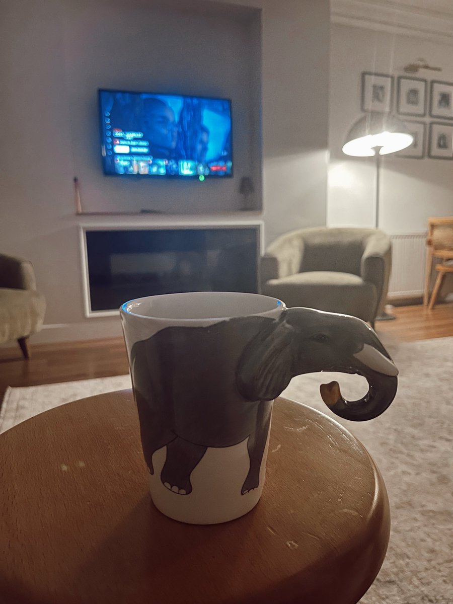 iremolika's tweet photo. Akşamın en güzel saati değil mi? Kahveni içip ne izlesem demek🥰🥰 https://t.co/64Grk6aEBV