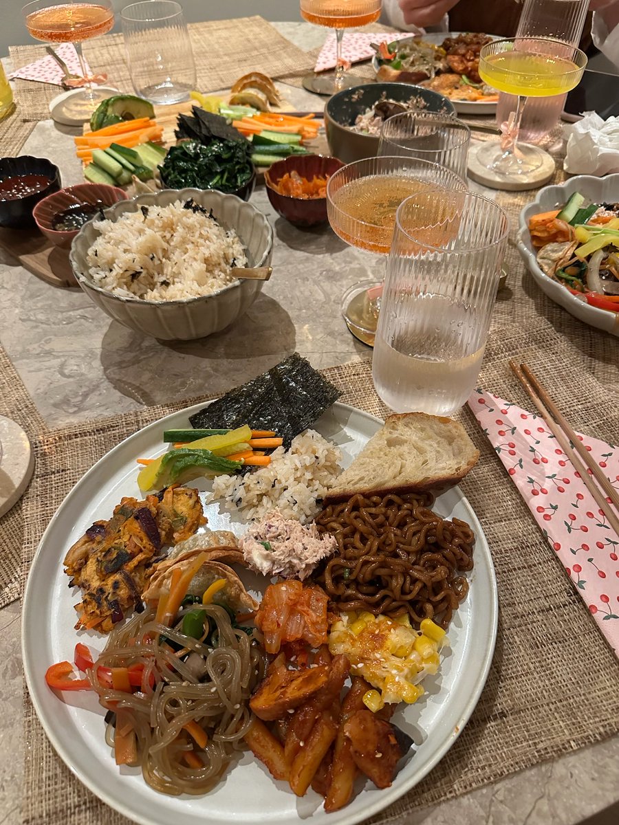 peaaachesxx's tweet photo. I love Korean food <3 https://t.co/iifiTrFjnF