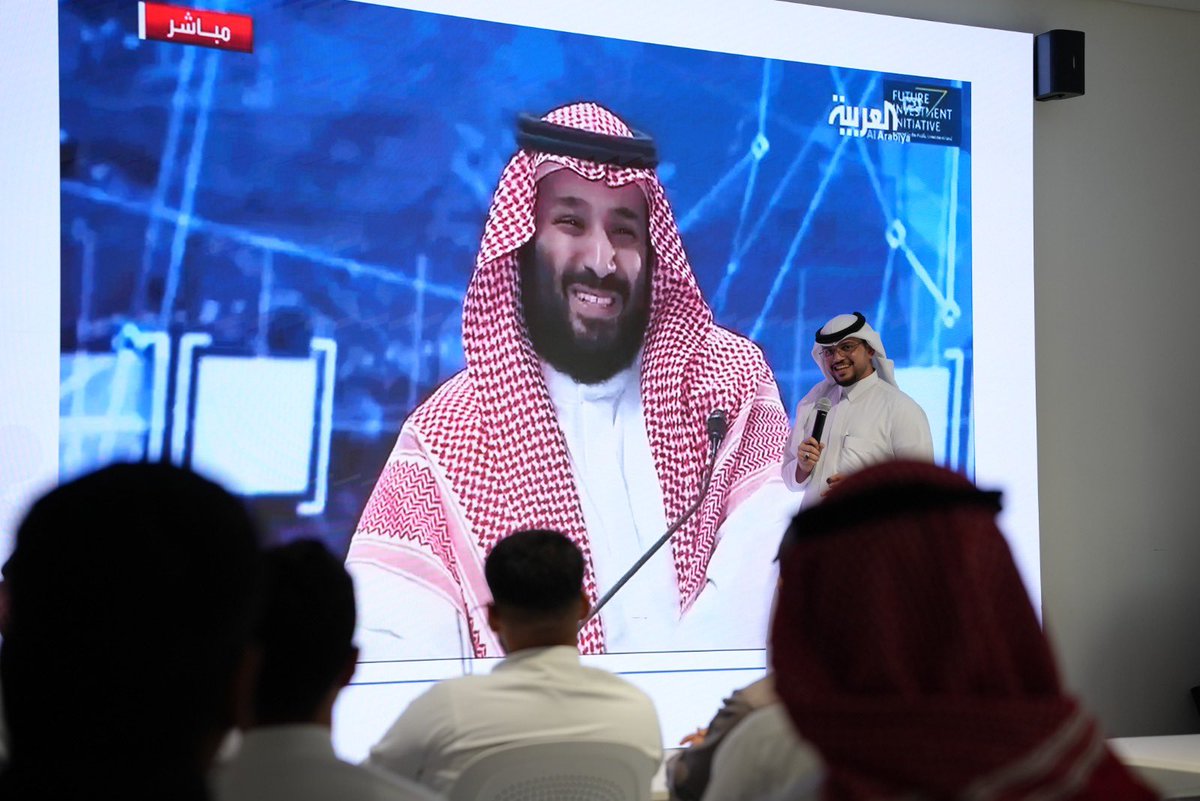 ali_b296's tweet photo. الأفكار العظيمة قد تفتح لك أبواب الفرص، لكن ماذا يحدث عندما تتجاوز التردد وستعبر من خلالها فوراً؟

سُعدت بتقديم ورشة عمل بعنوان:
"من الفكرة إلى الأثر: كيف تتجاوز التردد وتبدأ فوراً؟"

خلال الورشة، استعرضنا الخطوات والمحاور التي تمكّن الشباب والرياديين ليحولوا أفكارهم الحبيسة إلى واقع ملموس، وكيف نربط طموحاتنا وأفكارنا بطموح وطننا الشغوف الذي لا يعرف المستحيل:

▪️ كسر حواجز التردد الأربعة (من وهم عدم الجاهزية إلى الشك الذاتي).

▪️ كيفية تحويل الفكرة من مجرد خاطر إلى أثر ممتد في الميدان.

▪️ مهارات التفكير الاستباقي وتقبل النقد كمحفّز للتطوير.

▪️ إطلاق النسخة الأولى المبسطة (MVP) والتجربة السريعة.

▪️ تطبيق المبادرة الفردية في البيئة التعليمية وسوق العمل.

شيء أؤمن به بشدة هو أن خطوة تنفيذية شجاعة واحدة تغلب 1000 فكرة ممتازة بلا تطبيق! لا تنتظر الظروف الكاملة، لأن الجاهزية تُصنع أثناء الطريق والمبادرة دائماً تغلب التردد.

كل الشكر والامتنان لـ نادي ريادة الأعمال KAU Entrepreneurship Club ولـ وادي جدة على الدعم والفرصة والتنظيم الرائع، ولِكُل من حضر وشارَكنا شغفه وأفكاره.

#Entrepreneurship #Innovation #Mindset #Leadership #KAU #من_الفكرة_إلى_الأثر #ريادة_الأعمال #وادي_جدة #نادي_ريادة_الأعمال