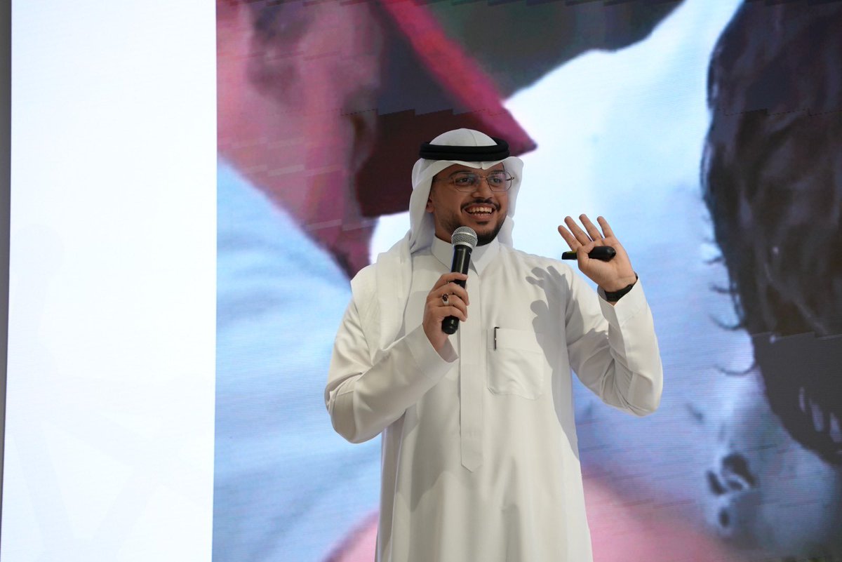 ali_b296's tweet photo. الأفكار العظيمة قد تفتح لك أبواب الفرص، لكن ماذا يحدث عندما تتجاوز التردد وستعبر من خلالها فوراً؟

سُعدت بتقديم ورشة عمل بعنوان:
"من الفكرة إلى الأثر: كيف تتجاوز التردد وتبدأ فوراً؟"

خلال الورشة، استعرضنا الخطوات والمحاور التي تمكّن الشباب والرياديين ليحولوا أفكارهم الحبيسة إلى واقع ملموس، وكيف نربط طموحاتنا وأفكارنا بطموح وطننا الشغوف الذي لا يعرف المستحيل:

▪️ كسر حواجز التردد الأربعة (من وهم عدم الجاهزية إلى الشك الذاتي).

▪️ كيفية تحويل الفكرة من مجرد خاطر إلى أثر ممتد في الميدان.

▪️ مهارات التفكير الاستباقي وتقبل النقد كمحفّز للتطوير.

▪️ إطلاق النسخة الأولى المبسطة (MVP) والتجربة السريعة.

▪️ تطبيق المبادرة الفردية في البيئة التعليمية وسوق العمل.

شيء أؤمن به بشدة هو أن خطوة تنفيذية شجاعة واحدة تغلب 1000 فكرة ممتازة بلا تطبيق! لا تنتظر الظروف الكاملة، لأن الجاهزية تُصنع أثناء الطريق والمبادرة دائماً تغلب التردد.

كل الشكر والامتنان لـ نادي ريادة الأعمال KAU Entrepreneurship Club ولـ وادي جدة على الدعم والفرصة والتنظيم الرائع، ولِكُل من حضر وشارَكنا شغفه وأفكاره.

#Entrepreneurship #Innovation #Mindset #Leadership #KAU #من_الفكرة_إلى_الأثر #ريادة_الأعمال #وادي_جدة #نادي_ريادة_الأعمال