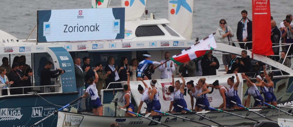 txirpial's tweet photo. Tras la descalificación de ayer @Urdaibai_Arraun ganó la Bandera de #getxo en Liga #EuskoLabel.Mientras que en chicas en Liga #Euskotren se llevó la Ikurriña @arraunlagunakdonostia https://t.co/F8Ocy19zyx