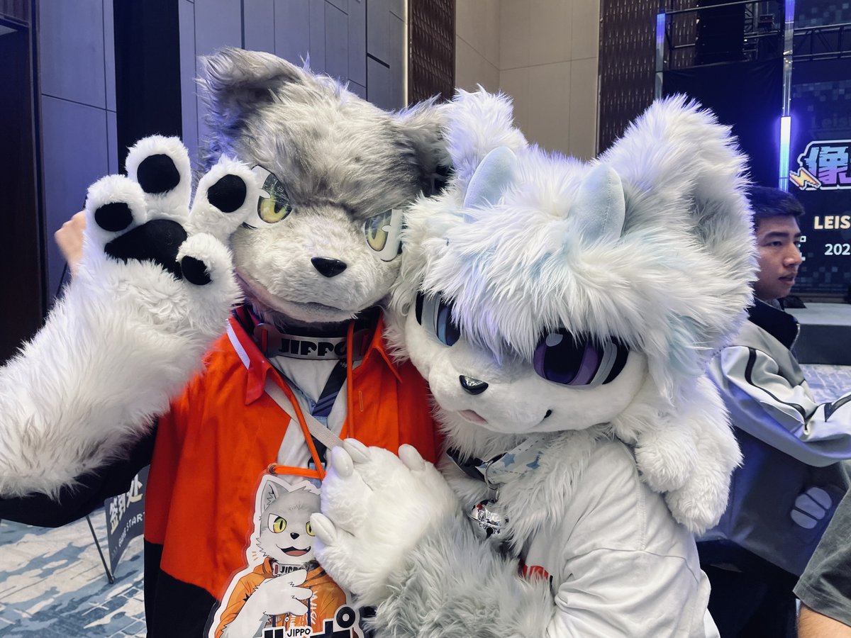 4zcud's tweet photo. ジッポと一緒に写真を撮って、とても嬉しかった——！！ https://t.co/oVi8XyMnB5