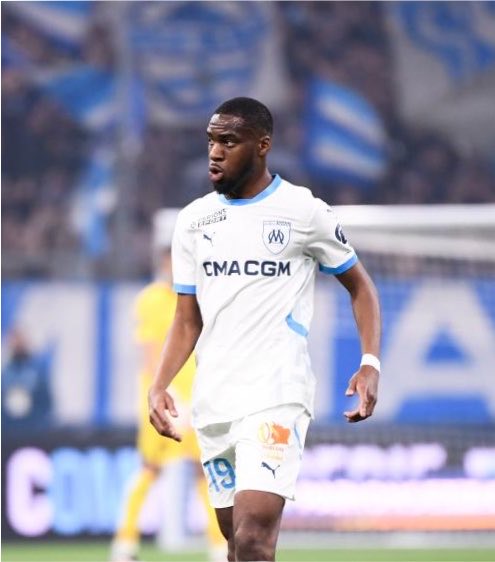LamoutardeOM's tweet photo. 🚨 Incident à la Commanderie !

Alors que Kondogbia signait des autographes, Greg Lorenzi déguisé en enfant lui aurait fait signer une rupture de contrat.
« On se débarrasse des gros salaires comme on peut »

[🥉@carmela13 ]
#TeamOM https://t.co/9kemo45Hmu