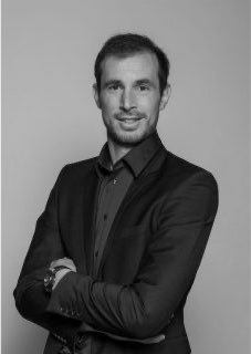 LamoutardeOM's tweet photo. 🚨 Incident à la Commanderie !

Alors que Kondogbia signait des autographes, Greg Lorenzi déguisé en enfant lui aurait fait signer une rupture de contrat.
« On se débarrasse des gros salaires comme on peut »

[🥉@carmela13 ]
#TeamOM https://t.co/9kemo45Hmu