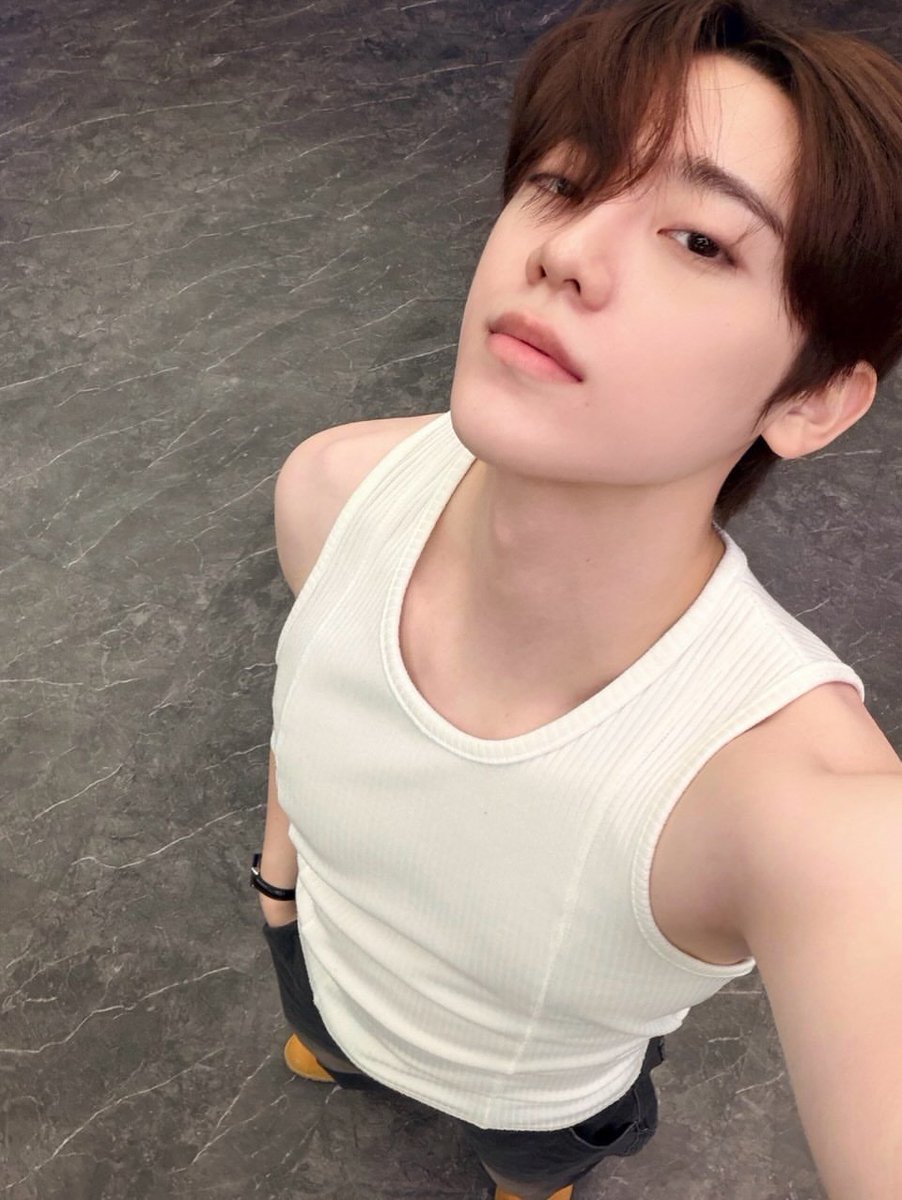 official_envi's tweet photo. [📷] 

마지막 공연을 준비 중! You gotta work it. 💪🏻🙂‍↔️

#ENVI #JAEHYUN #환경 #재현 https://t.co/XmWGY6tYcj