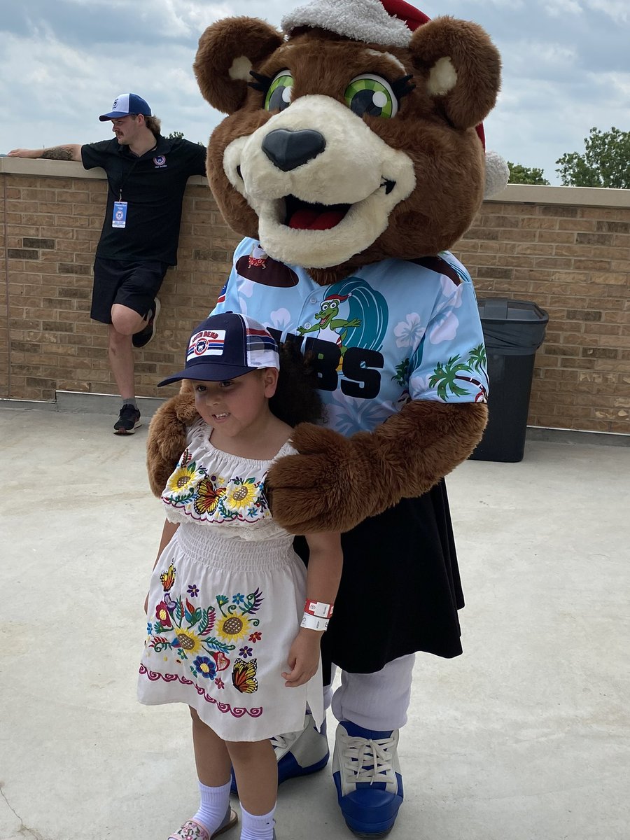 sbcubsivy's tweet photo. I love taking pictures with my fans ❤️🐻 https://t.co/H4LoyjllNs