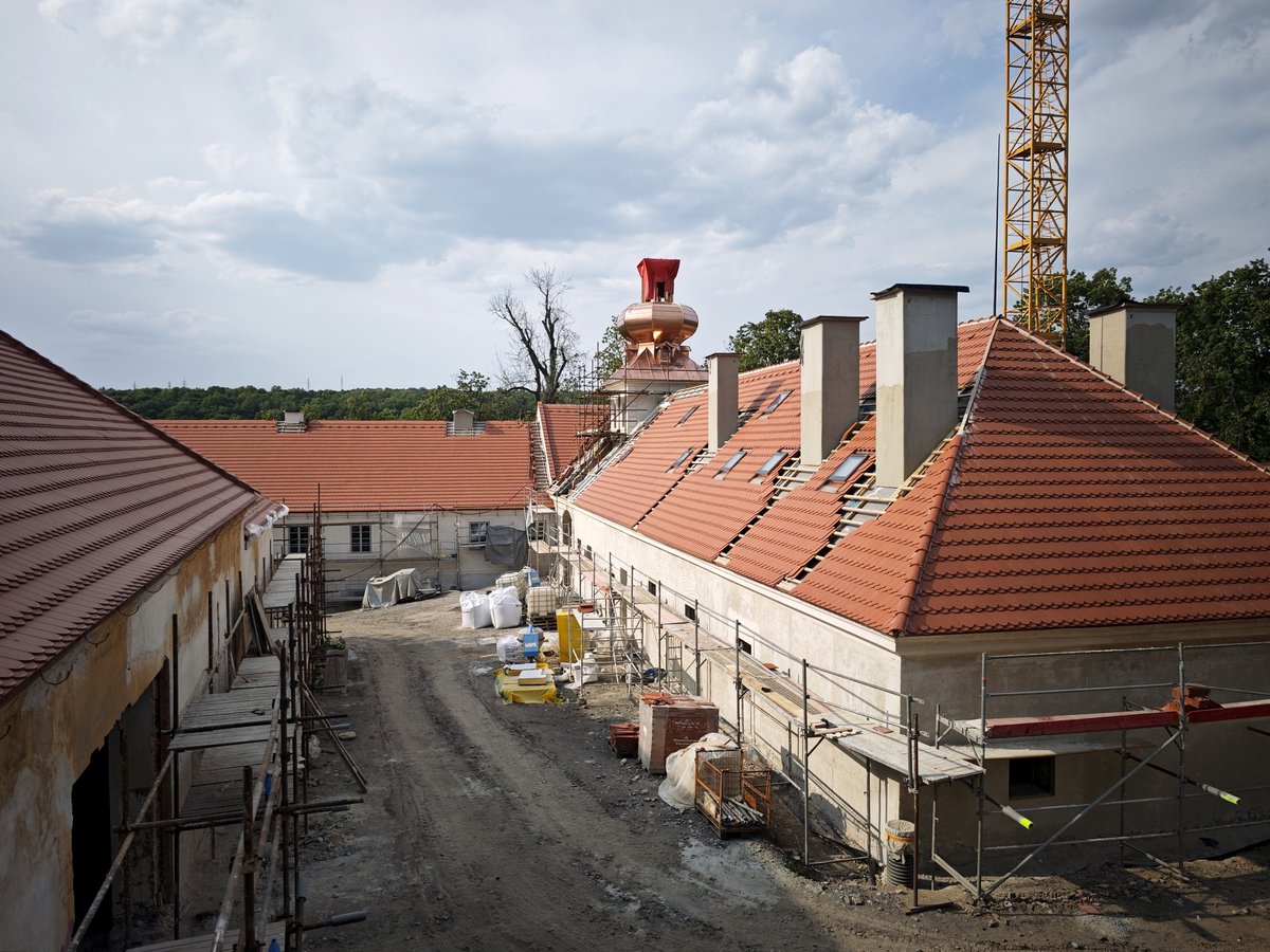 KocourO's tweet photo. Rekonstrukce Cibulky probíhá mílovými kroky. Usedlost má už zase věž. Díky @NadaceV . https://t.co/eeF6BbrwrI