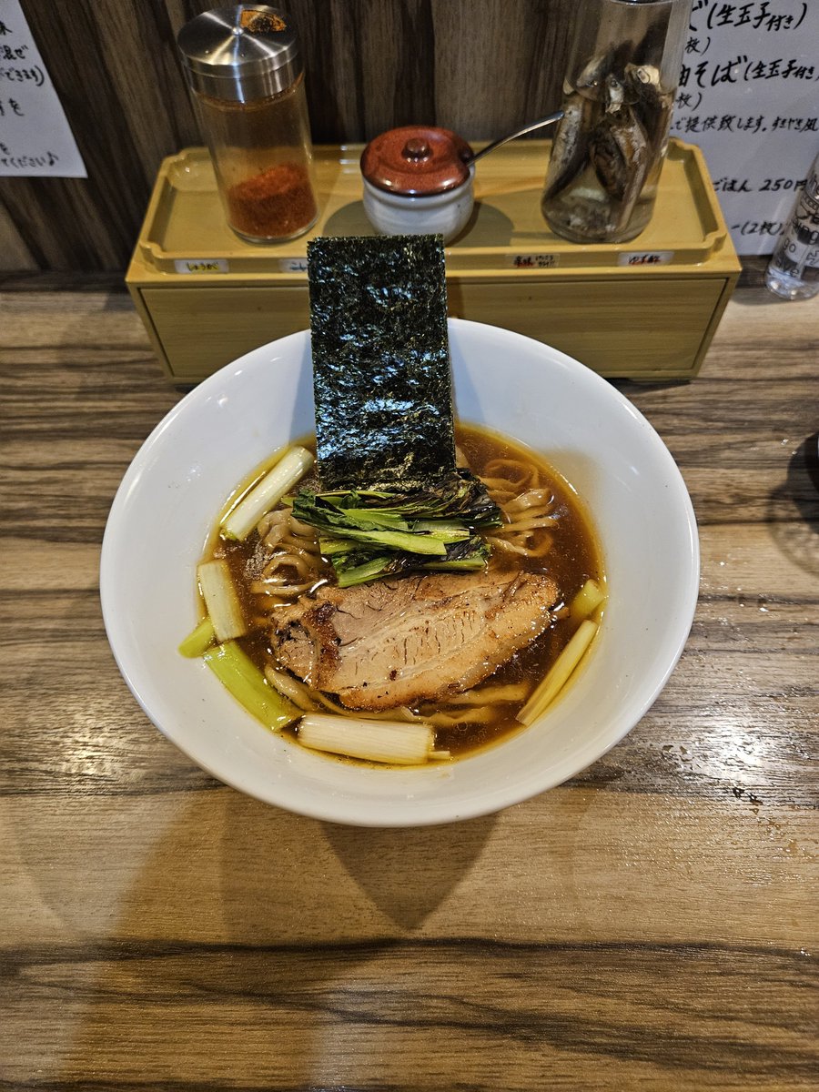 I9ZzpizUgdDEHup's tweet photo. 自家製麺ぼっち@矢向

限定の動物清湯も気になったがデフォを注文。
只でさえ美味しいのに、食べる度に美味しくなっててるよーな気がする。
飲んだ〆に最高のスープだった。
今日の席は端だし、調理忙しそうってのもあり🍜話出来なく残念🥲
🔁してる常連さんが多いイメージ🤔
繁盛しててなにより😊👍 https://t.co/dqD34NvRJ6