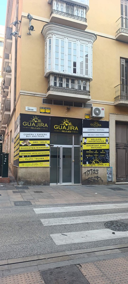 MalagacentroM's tweet photo. La ordenanza de Málaga regula los rótulos comerciales  para proteger el paisaje urbano, prohibiendo los carteles luminosos "chillones" o intrusivos. 
Los rótulos no pueden distorsionar el paisaje urbano ni menoscabar la visión de los edificios.
Comprueben ustedes mismos. https://t.co/SLCn98LNeC