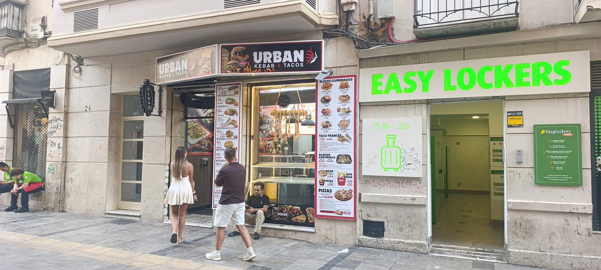 MalagacentroM's tweet photo. La ordenanza de Málaga regula los rótulos comerciales  para proteger el paisaje urbano, prohibiendo los carteles luminosos "chillones" o intrusivos. 
Los rótulos no pueden distorsionar el paisaje urbano ni menoscabar la visión de los edificios.
Comprueben ustedes mismos. https://t.co/SLCn98LNeC