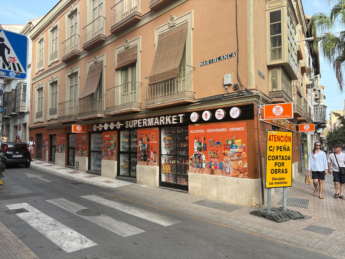 MalagacentroM's tweet photo. La ordenanza de Málaga regula los rótulos comerciales  para proteger el paisaje urbano, prohibiendo los carteles luminosos "chillones" o intrusivos. 
Los rótulos no pueden distorsionar el paisaje urbano ni menoscabar la visión de los edificios.
Comprueben ustedes mismos. https://t.co/SLCn98LNeC