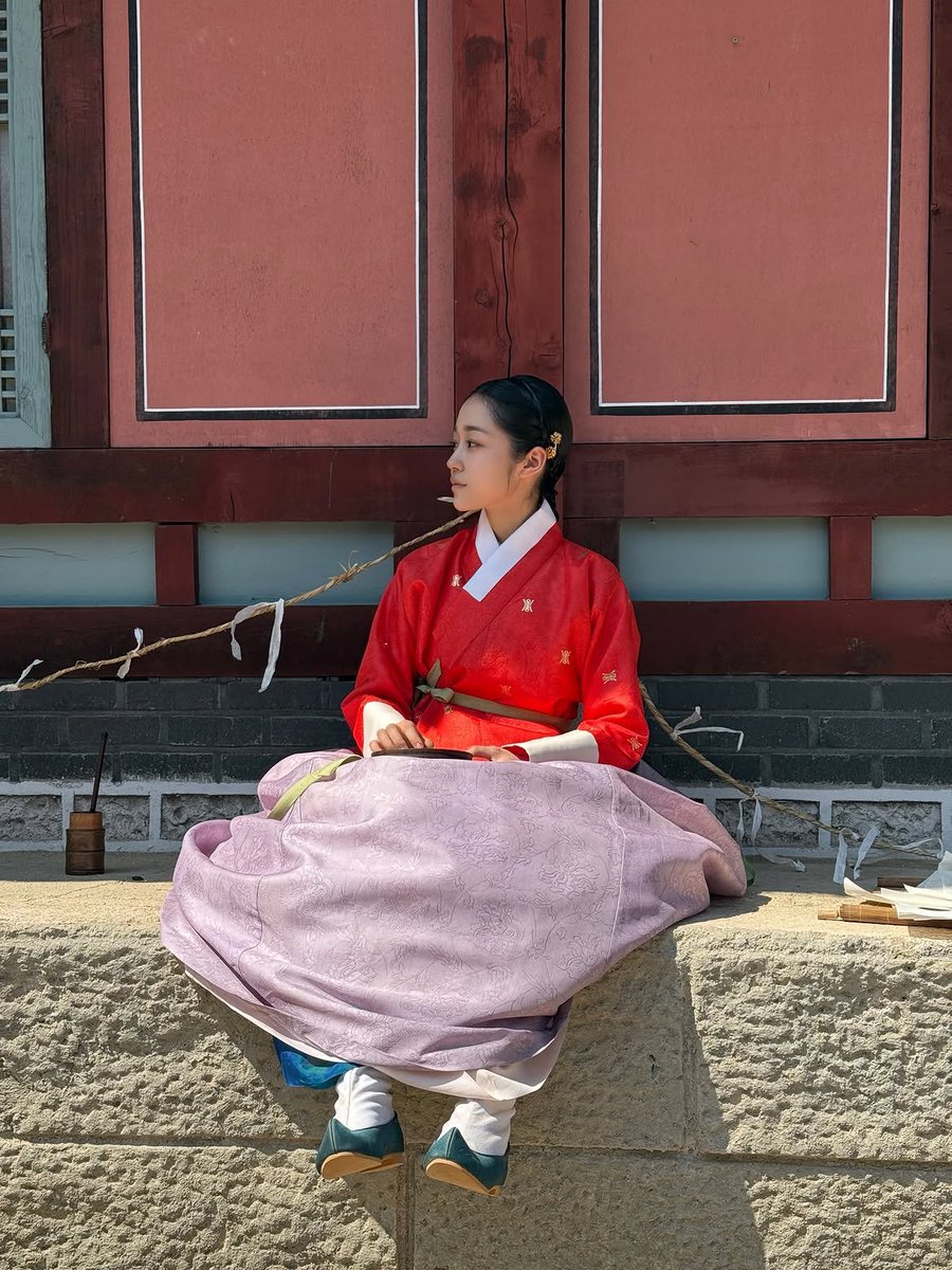 yoxonseo's tweet photo. The crown princess was in a daze, thinking about something?

ᅠᅠᅠ https://t.co/9LvfrRltev