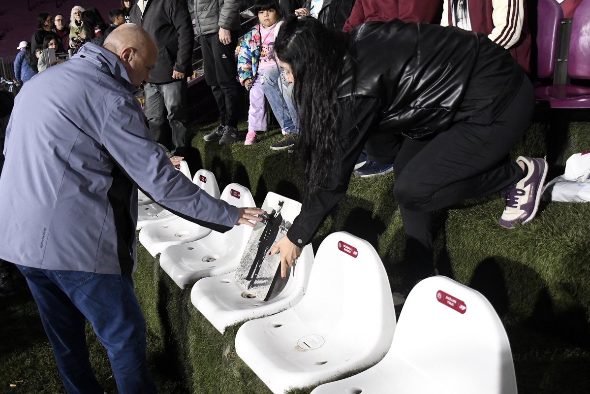 clublanus's tweet photo. #LanúsConMalvinas 🇦🇷 En la previa del partido de anoche, homenajeamos a nuestros caídos en la Guerra de Malvinas oriundos de Lanús.

Al reconocimiento asistieron familiares y Veteranos de Guerra de Malvinas de Lanús, acompañados por Nicolás Russo y Alejandro Marón, quienes descubrieron butacas conmemorativas en la Platea Oficial de La Fortaleza.

Las butacas llevarán los nombres de Adolfo Luis Cabrera, José Alberto Tulls, Julio Romero, Juan Alberto Gómez, Julio Héctor Maidana, Miguel Angel Falcón, Manuel Olveira, Néstor Pizarro y Ricardo Argentino Ramírez.

𝐆𝐥𝐨𝐫𝐢𝐚 𝐞𝐭𝐞𝐫𝐧𝐚 𝐚 𝐧𝐮𝐞𝐬𝐭𝐫𝐨𝐬 𝐇𝐞́𝐫𝐨𝐞𝐬 𝐝𝐞 𝐌𝐚𝐥𝐯𝐢𝐧𝐚𝐬. 𝐋𝐚𝐬 𝐈𝐬𝐥𝐚𝐬 𝐌𝐚𝐥𝐯𝐢𝐧𝐚𝐬, 𝐩𝐨𝐫 𝐬𝐢𝐞𝐦𝐩𝐫𝐞 𝐲 𝐩𝐚𝐫𝐚 𝐬𝐢𝐞𝐦𝐩𝐫𝐞 𝐚𝐫𝐠𝐞𝐧𝐭𝐢𝐧𝐚𝐬.