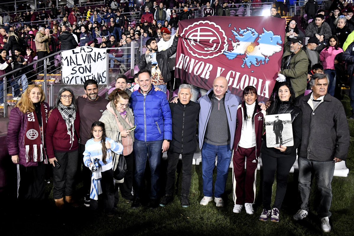 clublanus's tweet photo. #LanúsConMalvinas 🇦🇷 En la previa del partido de anoche, homenajeamos a nuestros caídos en la Guerra de Malvinas oriundos de Lanús.

Al reconocimiento asistieron familiares y Veteranos de Guerra de Malvinas de Lanús, acompañados por Nicolás Russo y Alejandro Marón, quienes descubrieron butacas conmemorativas en la Platea Oficial de La Fortaleza.

Las butacas llevarán los nombres de Adolfo Luis Cabrera, José Alberto Tulls, Julio Romero, Juan Alberto Gómez, Julio Héctor Maidana, Miguel Angel Falcón, Manuel Olveira, Néstor Pizarro y Ricardo Argentino Ramírez.

𝐆𝐥𝐨𝐫𝐢𝐚 𝐞𝐭𝐞𝐫𝐧𝐚 𝐚 𝐧𝐮𝐞𝐬𝐭𝐫𝐨𝐬 𝐇𝐞́𝐫𝐨𝐞𝐬 𝐝𝐞 𝐌𝐚𝐥𝐯𝐢𝐧𝐚𝐬. 𝐋𝐚𝐬 𝐈𝐬𝐥𝐚𝐬 𝐌𝐚𝐥𝐯𝐢𝐧𝐚𝐬, 𝐩𝐨𝐫 𝐬𝐢𝐞𝐦𝐩𝐫𝐞 𝐲 𝐩𝐚𝐫𝐚 𝐬𝐢𝐞𝐦𝐩𝐫𝐞 𝐚𝐫𝐠𝐞𝐧𝐭𝐢𝐧𝐚𝐬.