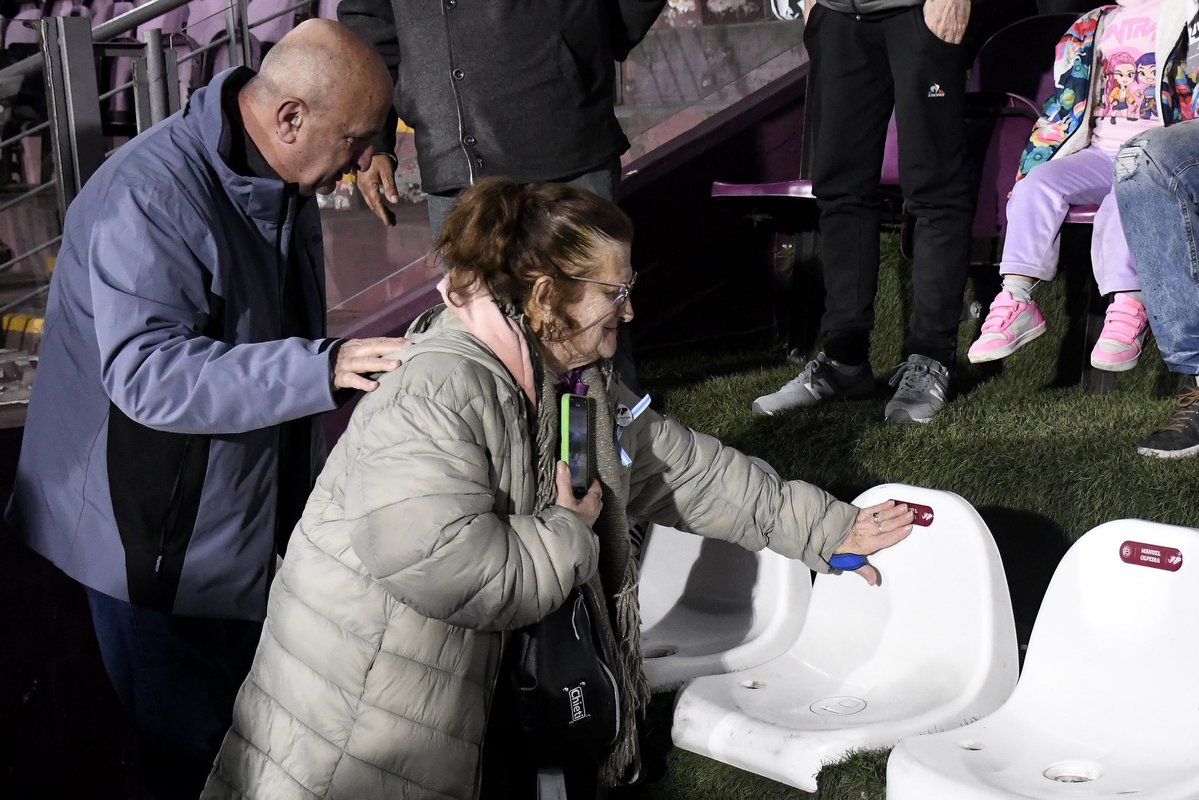 clublanus's tweet photo. #LanúsConMalvinas 🇦🇷 En la previa del partido de anoche, homenajeamos a nuestros caídos en la Guerra de Malvinas oriundos de Lanús.

Al reconocimiento asistieron familiares y Veteranos de Guerra de Malvinas de Lanús, acompañados por Nicolás Russo y Alejandro Marón, quienes descubrieron butacas conmemorativas en la Platea Oficial de La Fortaleza.

Las butacas llevarán los nombres de Adolfo Luis Cabrera, José Alberto Tulls, Julio Romero, Juan Alberto Gómez, Julio Héctor Maidana, Miguel Angel Falcón, Manuel Olveira, Néstor Pizarro y Ricardo Argentino Ramírez.

𝐆𝐥𝐨𝐫𝐢𝐚 𝐞𝐭𝐞𝐫𝐧𝐚 𝐚 𝐧𝐮𝐞𝐬𝐭𝐫𝐨𝐬 𝐇𝐞́𝐫𝐨𝐞𝐬 𝐝𝐞 𝐌𝐚𝐥𝐯𝐢𝐧𝐚𝐬. 𝐋𝐚𝐬 𝐈𝐬𝐥𝐚𝐬 𝐌𝐚𝐥𝐯𝐢𝐧𝐚𝐬, 𝐩𝐨𝐫 𝐬𝐢𝐞𝐦𝐩𝐫𝐞 𝐲 𝐩𝐚𝐫𝐚 𝐬𝐢𝐞𝐦𝐩𝐫𝐞 𝐚𝐫𝐠𝐞𝐧𝐭𝐢𝐧𝐚𝐬.