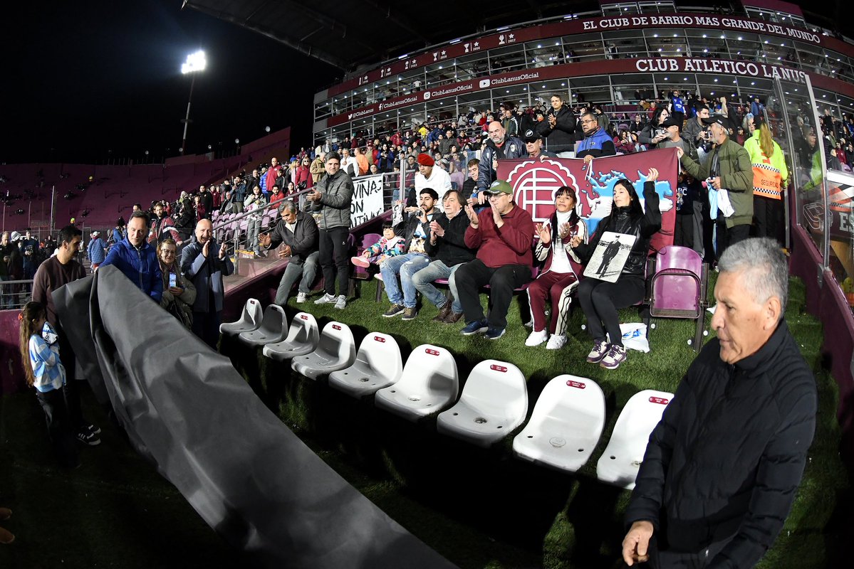 clublanus's tweet photo. #LanúsConMalvinas 🇦🇷 En la previa del partido de anoche, homenajeamos a nuestros caídos en la Guerra de Malvinas oriundos de Lanús.

Al reconocimiento asistieron familiares y Veteranos de Guerra de Malvinas de Lanús, acompañados por Nicolás Russo y Alejandro Marón, quienes descubrieron butacas conmemorativas en la Platea Oficial de La Fortaleza.

Las butacas llevarán los nombres de Adolfo Luis Cabrera, José Alberto Tulls, Julio Romero, Juan Alberto Gómez, Julio Héctor Maidana, Miguel Angel Falcón, Manuel Olveira, Néstor Pizarro y Ricardo Argentino Ramírez.

𝐆𝐥𝐨𝐫𝐢𝐚 𝐞𝐭𝐞𝐫𝐧𝐚 𝐚 𝐧𝐮𝐞𝐬𝐭𝐫𝐨𝐬 𝐇𝐞́𝐫𝐨𝐞𝐬 𝐝𝐞 𝐌𝐚𝐥𝐯𝐢𝐧𝐚𝐬. 𝐋𝐚𝐬 𝐈𝐬𝐥𝐚𝐬 𝐌𝐚𝐥𝐯𝐢𝐧𝐚𝐬, 𝐩𝐨𝐫 𝐬𝐢𝐞𝐦𝐩𝐫𝐞 𝐲 𝐩𝐚𝐫𝐚 𝐬𝐢𝐞𝐦𝐩𝐫𝐞 𝐚𝐫𝐠𝐞𝐧𝐭𝐢𝐧𝐚𝐬.