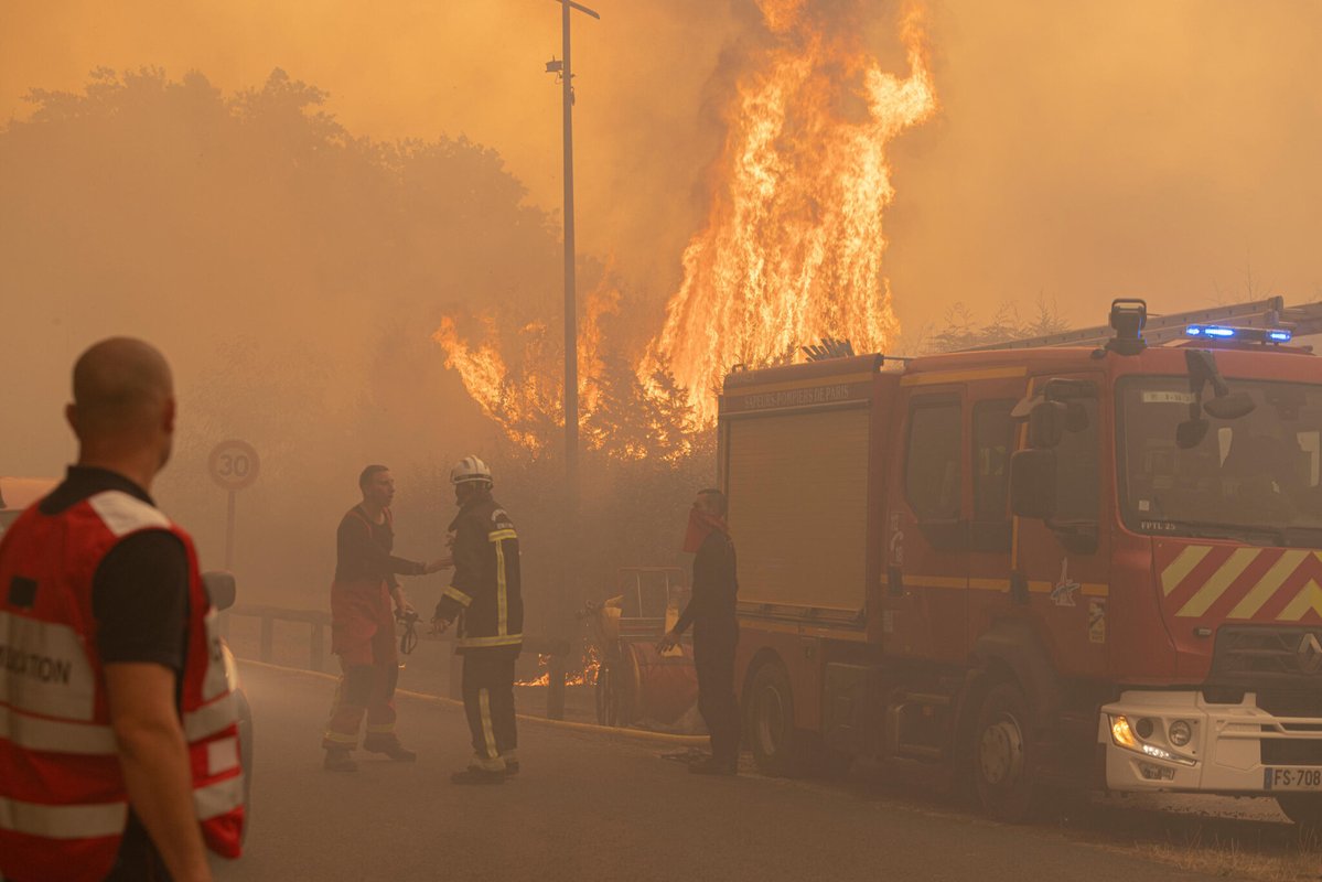 le_Parisien's tweet photo. « Aggraver le phénomène » : canicule attendue et vents capricieux, la météo n’aidera pas à maîtriser l’incendie monstre
➡️ https://t.co/yaOV0TvD93 https://t.co/haoNbLovBi