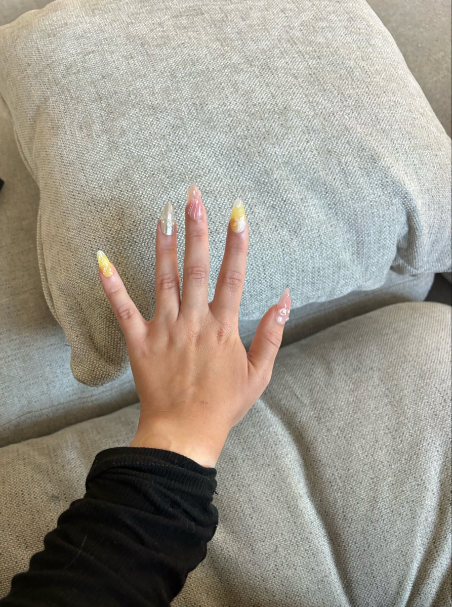 bedsux's tweet photo. hand difference :) https://t.co/CAIwZDV03M