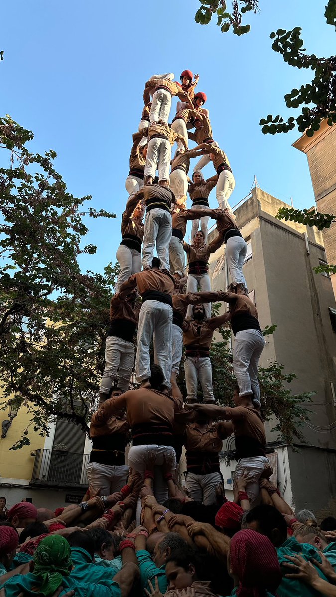 revistacastells's tweet photo. Els Xiquets de Reus s'anoten un 5de8, al que han hagut d'afrontar diversos canvis.
▶️ Crònica, resultats i vídeos del cap de setmana:
✍️ @santiterraza1
👉 https://t.co/9alcaWDsS3
#castellers #castells https://t.co/mAabEP8FRS