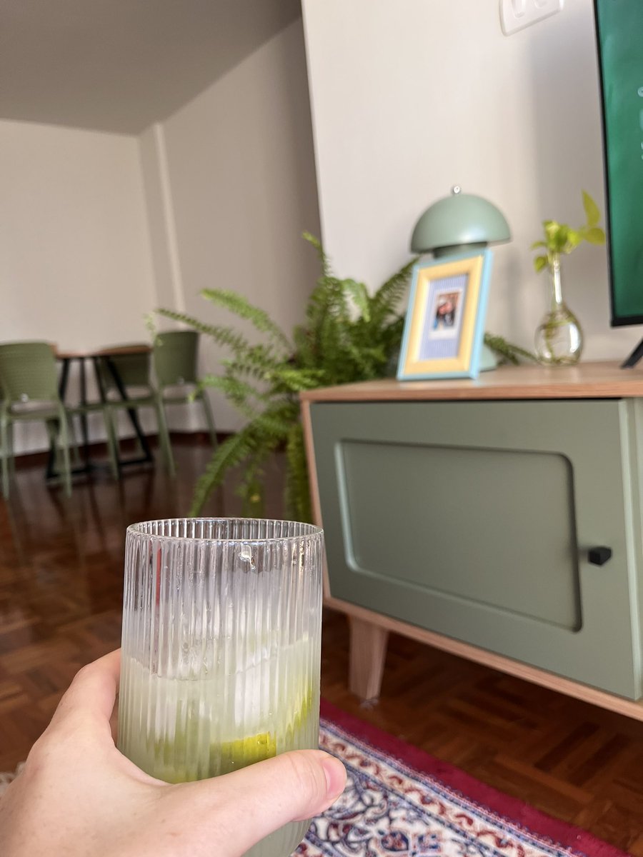 lkzki's tweet photo. minha namo me deu a coqueteleira mais linda da vida já bati uma caipirinha p testar e posso dizer??? apaixonada https://t.co/tcEv33gVfx
