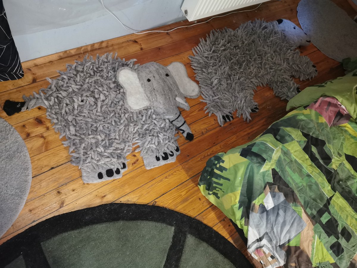 PlantDaddy171's tweet photo. My Minecraft bedroom, where I will lose my Yab-Yum virginity. They don’t call me Deep Gamer Daddy for nothing. I go deeper than any other man. https://t.co/X1RLcZzEX4