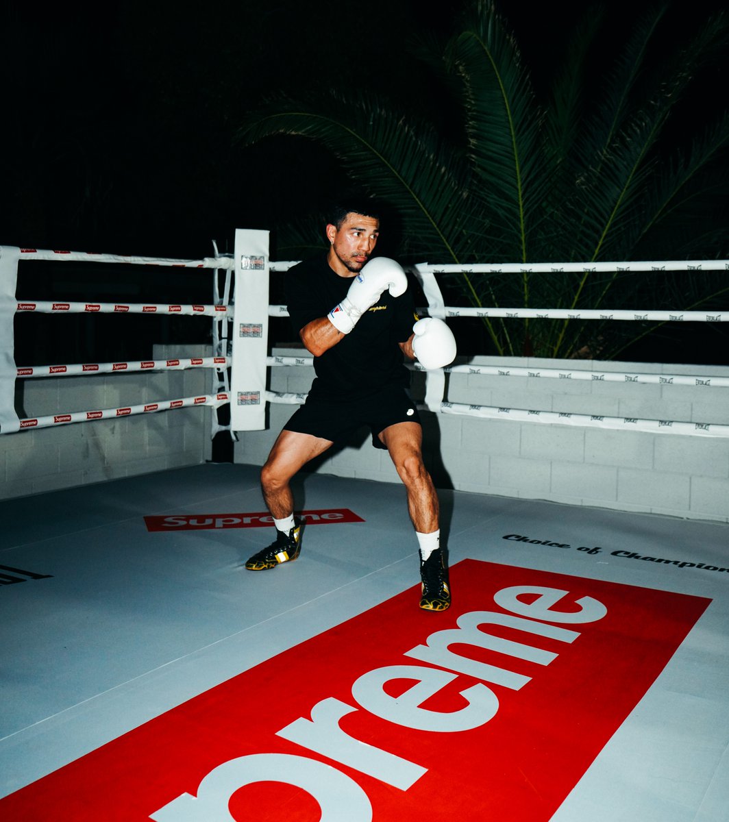 dropsdotgg's tweet photo. Teofimo Lopez training with Supreme x Everlast accessories in his backyard 🥊🔥 https://t.co/jxdxGaHuL6