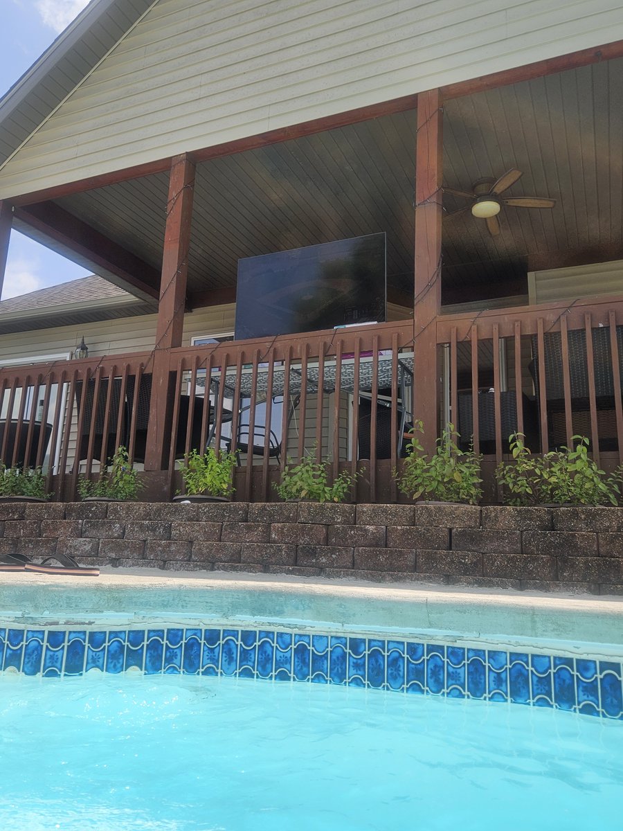 lbundy90's tweet photo. Hard to see but I'm watching the game right here ☀️ https://t.co/epyHmLCgzl