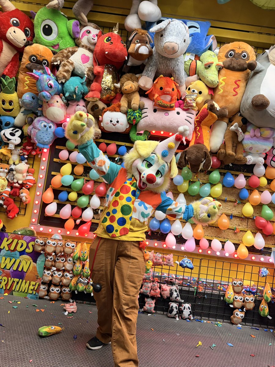 BreastBiscuit's tweet photo. Had lots of fun clowning around with Confetti since the fair was in town! 🎈🐶 🎉

📸/🐯: @StuffyMiko https://t.co/6ze3EZR0Kt