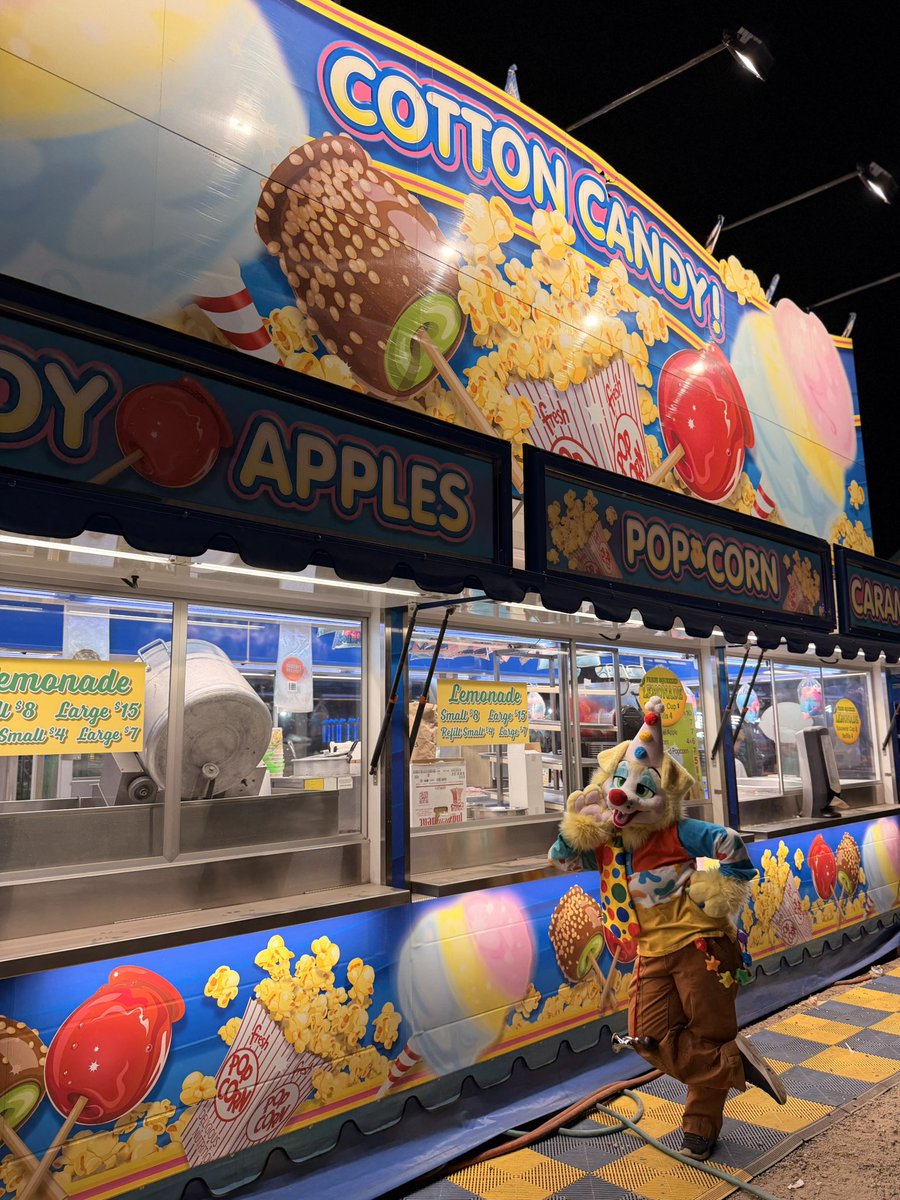 BreastBiscuit's tweet photo. Had lots of fun clowning around with Confetti since the fair was in town! 🎈🐶 🎉

📸/🐯: @StuffyMiko https://t.co/6ze3EZR0Kt
