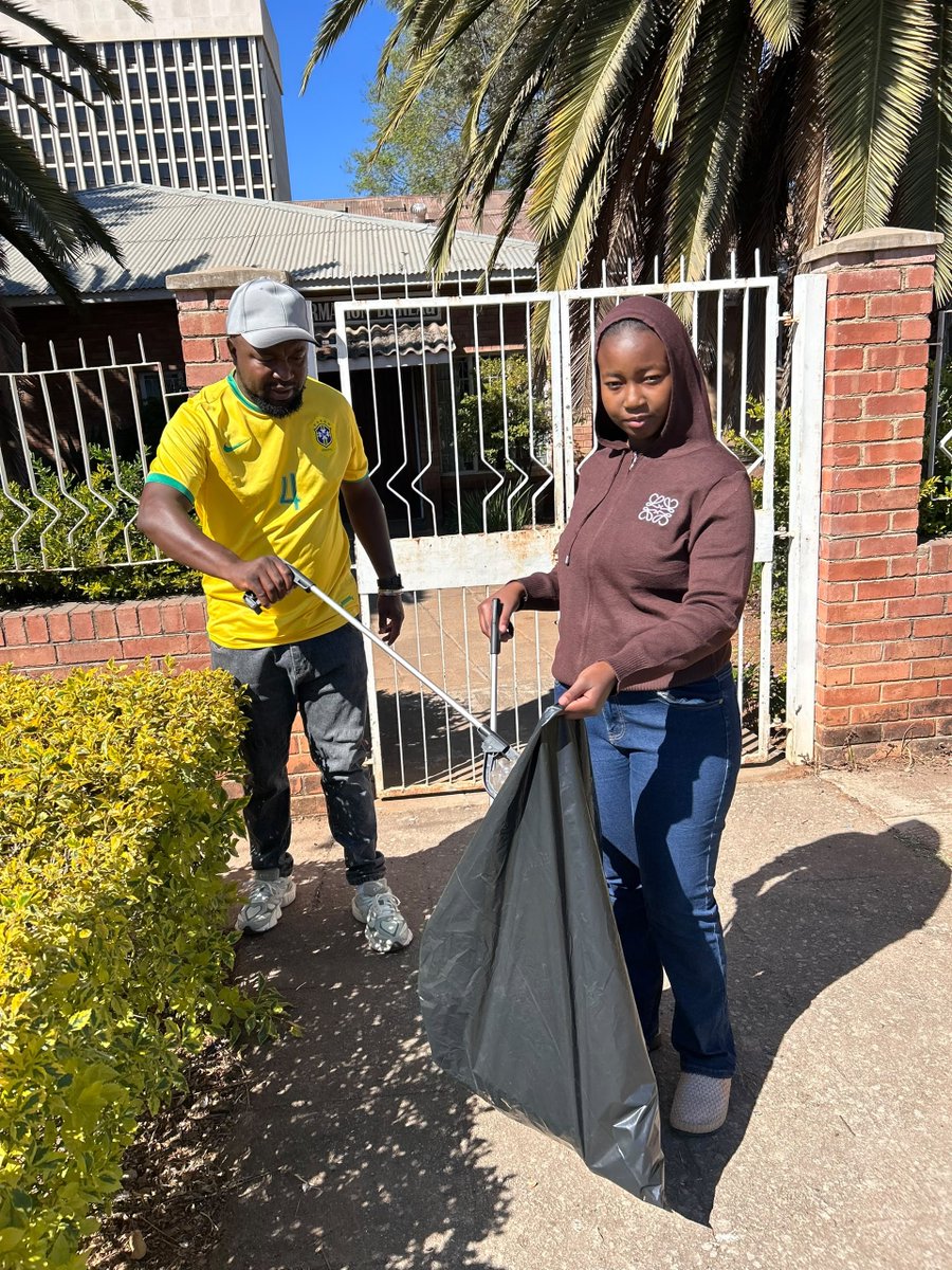ShokoTonderai's tweet photo. #DAY 2325 Well done #DIFTK @doit4thekidz_
We should be environmental ambassadors everywhere we are .
We all have to be responsible always
it does not take much to make a difference let's #KeepBulawayoClean https://t.co/8UTpCyR3yg