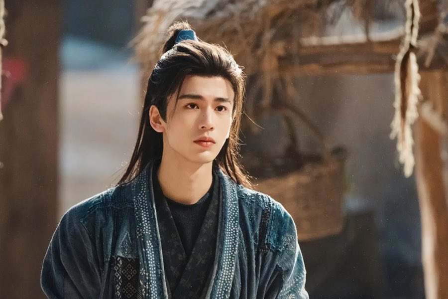 BadGuy1g's tweet photo. 🎬 : Pursuit of Jade (also known as Chasing Jade) is a 2026 Chinese historical romance drama that became a major global hit. 

In a snowstorm, orphan butcher Fan Changyu rescues the injured Xie Zheng—secretly a marquis on a 16-year vengeance quest. Their marriage of convenience deepens into real love amid court conspiracies and war. Changyu's resilience and butcher-honed combat skills drive her growth, while the story blends romance, political intrigue, and action with strong chemistry and layered subplots.

#PursuitOfJade #ZhangLinghe #TianXiwei