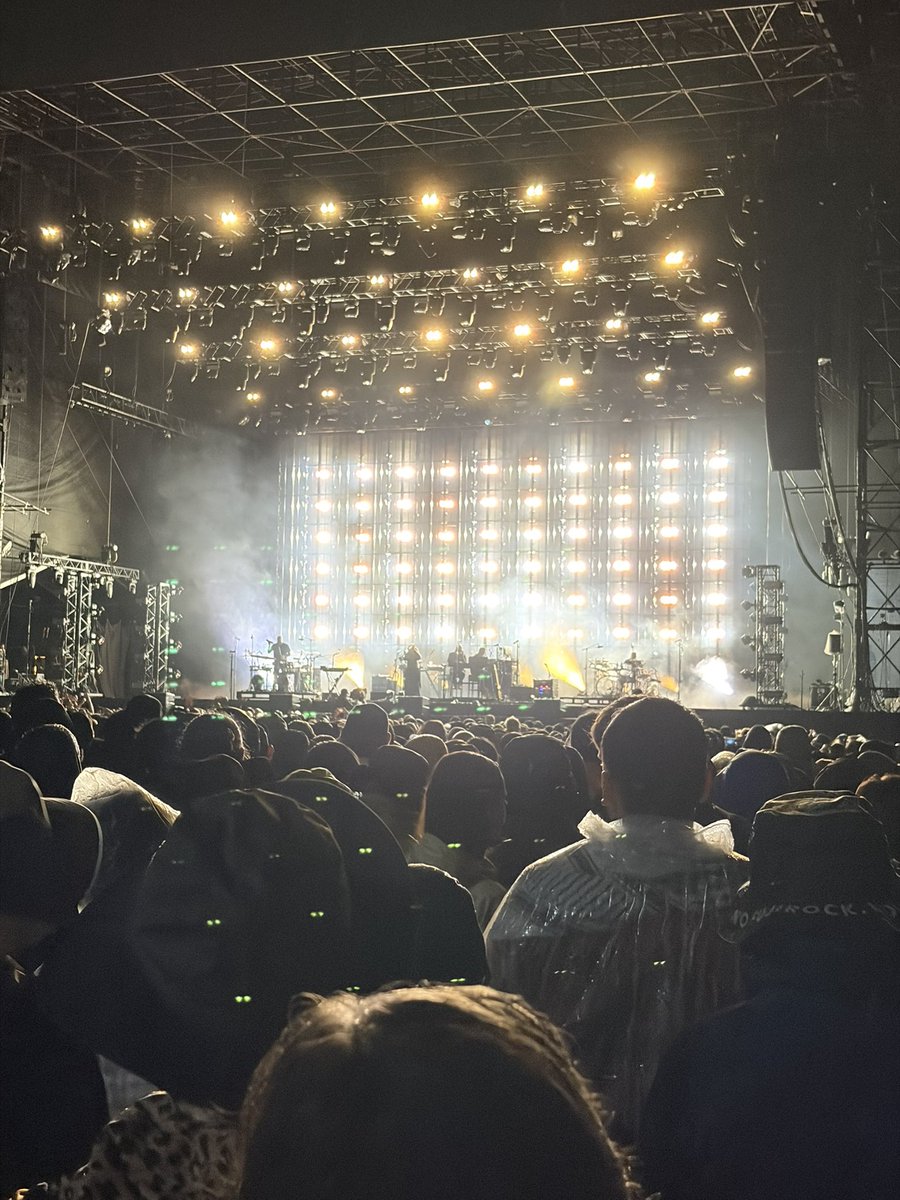 ot9000's tweet photo. Massive Attack
昨今のツアーでエリザベス・フレイザーを連れ出したのは、新しさがない故の選択なのか。 https://t.co/K6p1rjtg9Y