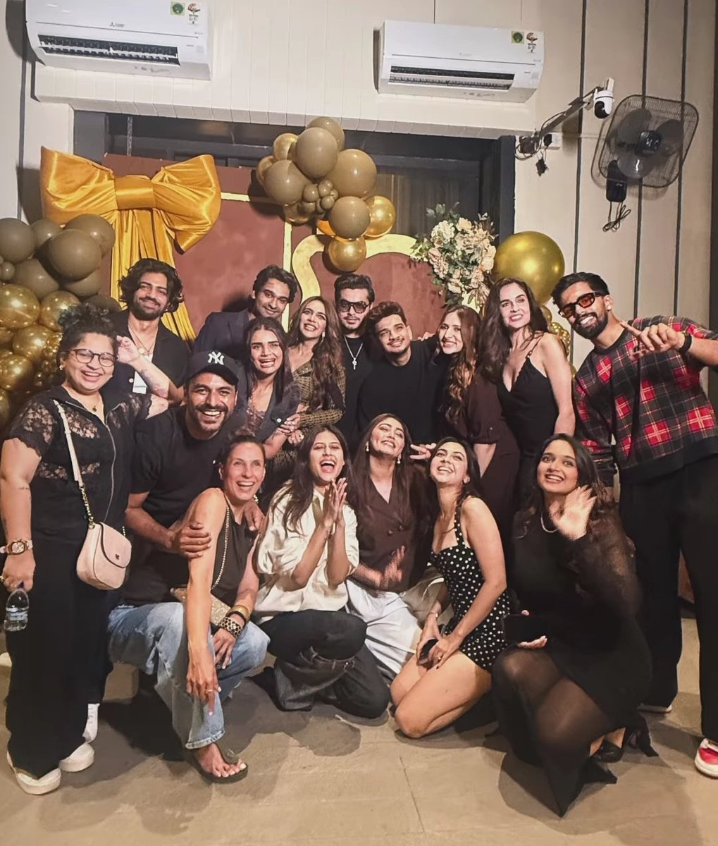 HudaTaiful's tweet photo. Munawar bhai and bhabhi at Dr Aashna birthday party ❤️

#MunawarFaruqui #Mehzabeen #Mehwar  #MunawarFaruqui𓃵 https://t.co/O9IVWnlNer