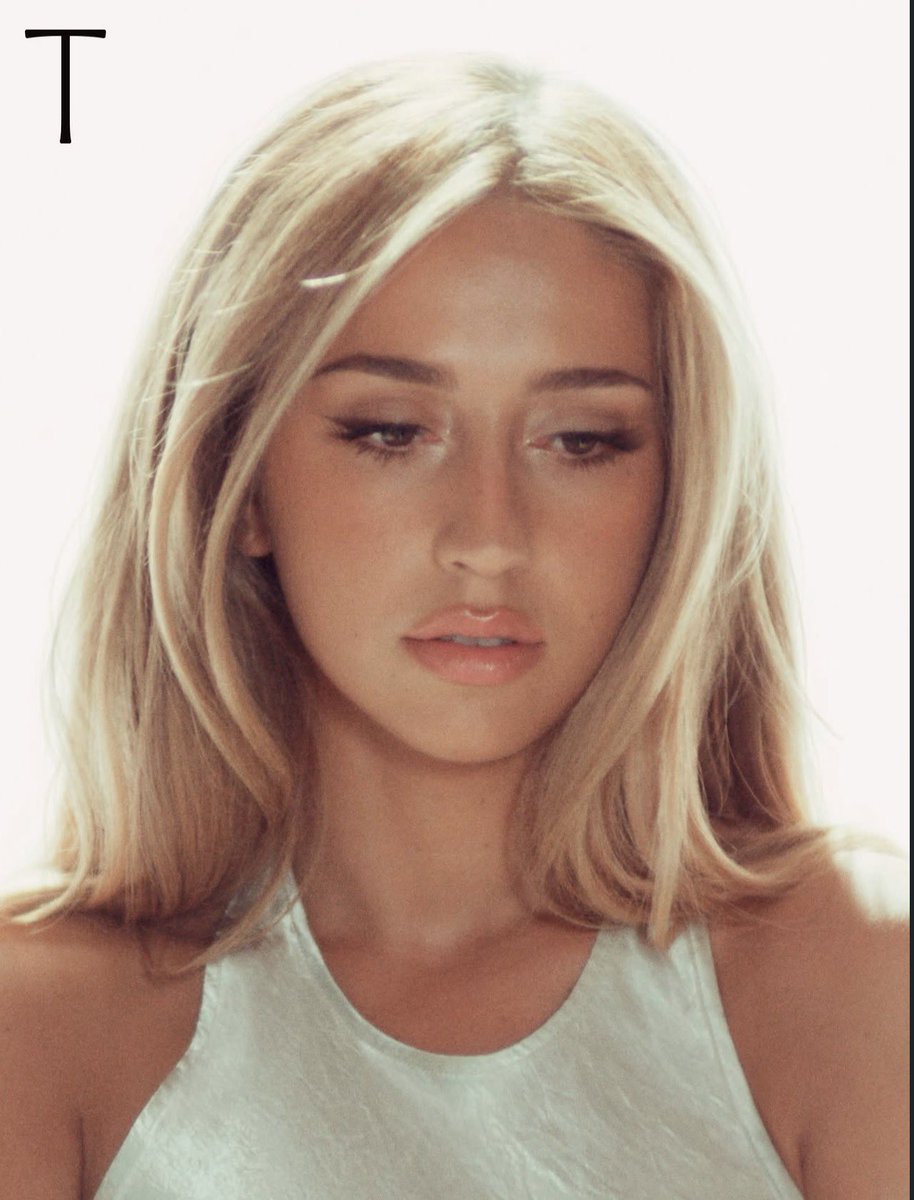 dylanisadw's tweet photo. her face card OH. MY. GOD https://t.co/vstsdYoHlk