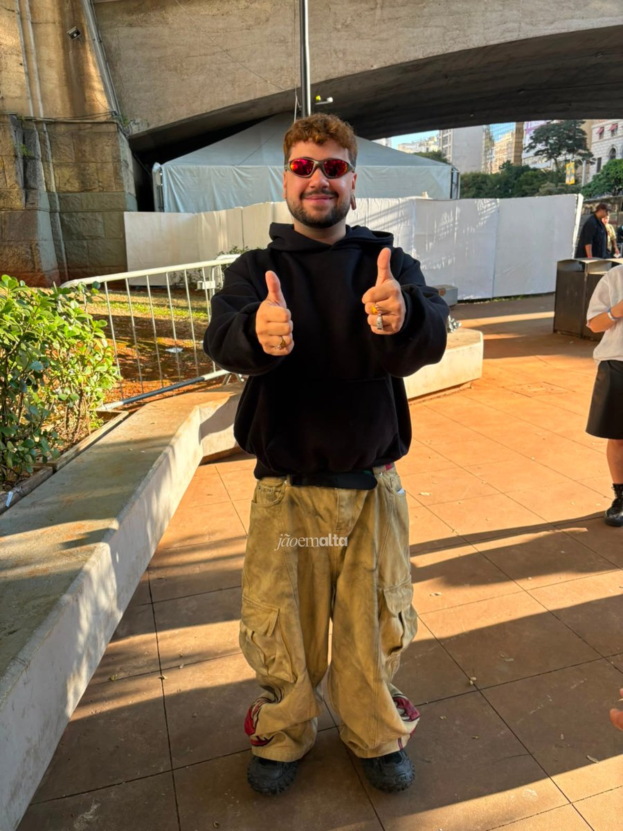 jaoemalta's tweet photo. UNIÃO JAOBRINO? UNIÃO JAOBRINO!!! 💚

O streamer Brino já está no Vale do Anhangabaú, esperando ansiosamente para escutar Memórias Póstumas! 🌼🐈‍⬛ https://t.co/ZbCZhSdozY