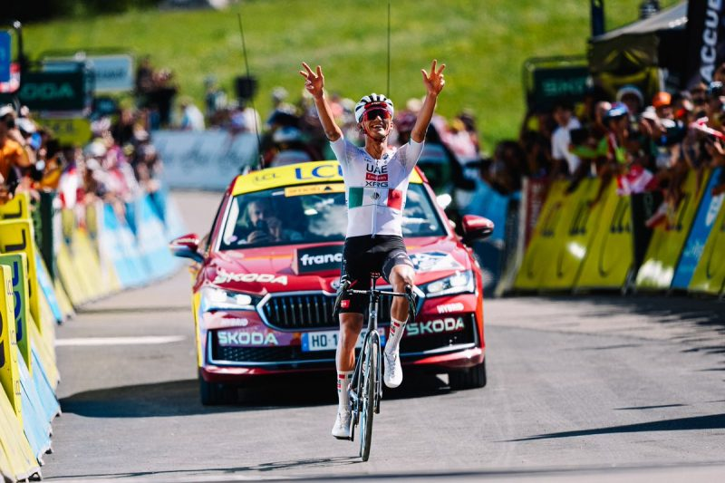 factormx_'s tweet photo. 🇲🇽🚴‍♂️ ¡Isaac del Toro hace historia!

Con solo 22 años y en su debut, Isaac del Toro se convirtió en el primer mexicano en subir al podio del #TourDeFrancia. Además, conquistó el maillot blanco como el mejor joven de la competencia. https://t.co/eorskdm0yO