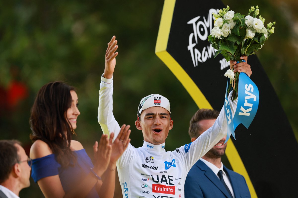 factormx_'s tweet photo. 🇲🇽🚴‍♂️ ¡Isaac del Toro hace historia!

Con solo 22 años y en su debut, Isaac del Toro se convirtió en el primer mexicano en subir al podio del #TourDeFrancia. Además, conquistó el maillot blanco como el mejor joven de la competencia. https://t.co/eorskdm0yO