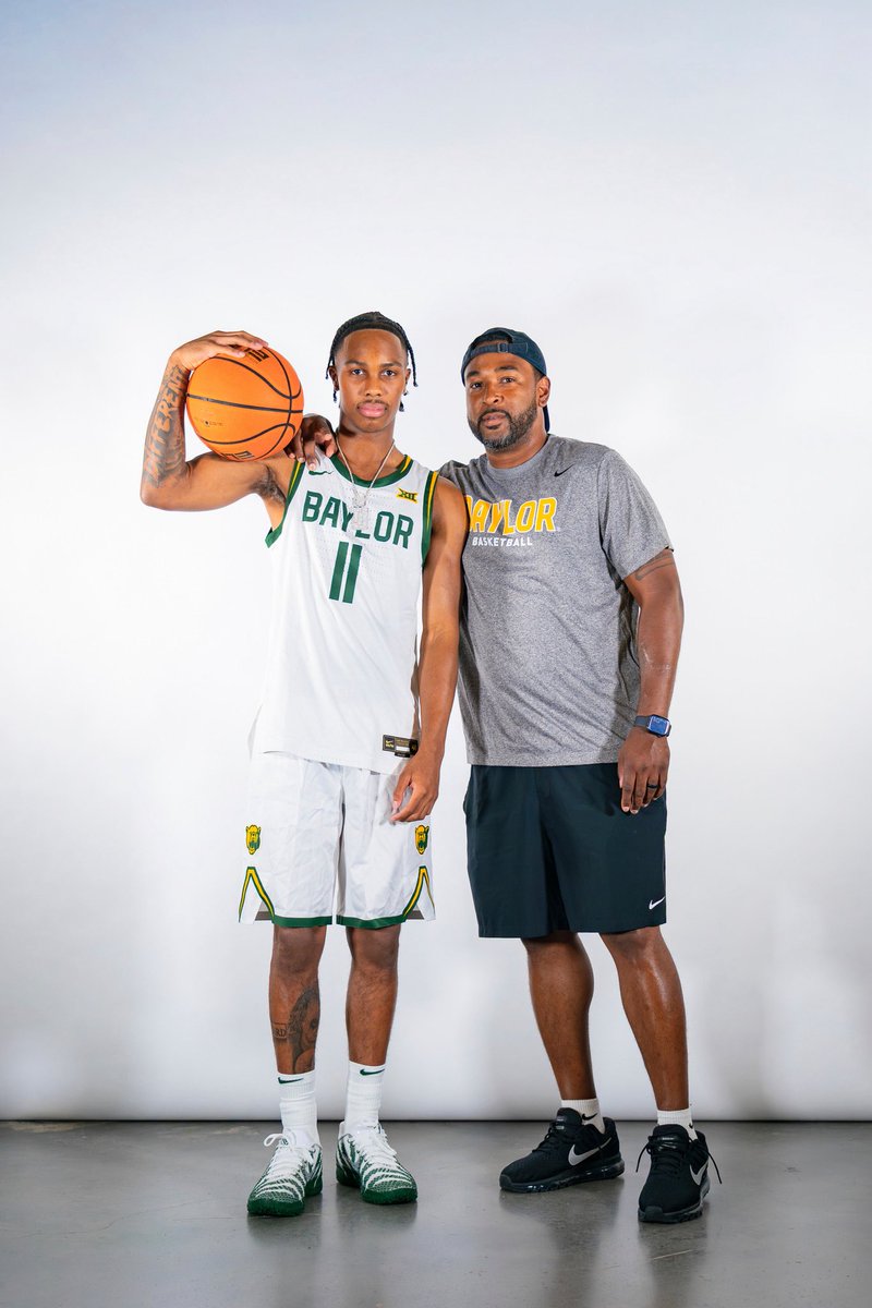 CoachMorris5's tweet photo. Keep earning it my dawg ! 
Congratulations. 
Love You Man. 

#ProudCoach🥹
#SicEm💚💛🐻
#OWE💚💛🏀 https://t.co/W5CXCtbtui