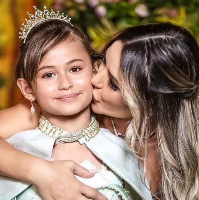 choquei's tweet photo. 🚨VEJA: Valentina, filha de Deolane, escreve mensagem para a mãe: “Mãe, enquanto você está aí, eu não consigo viver normalmente. Só sei que te amo muito.” https://t.co/oj7mVVHTZg