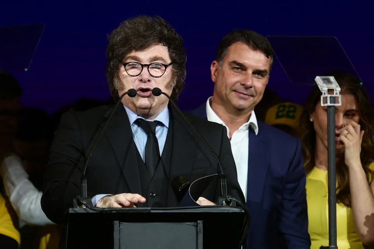 AlertesNewsFR24's tweet photo. 🚨🇦🇷🇧🇷 TENSION | Le Brésil rappelle son ambassadeur en Argentine après de nouvelles attaques du président argentin Javier Milei contre le président brésilien Lula.

En soutenant la candidature de Flávio Bolsonaro à la présidentielle 2026, Milei a traité Lula de “condamné” et de “voleur”, qualifié le gouvernement brésilien de “socialistes voleurs”, et insulté le juge de la Cour suprême Alexandre de Moraes.