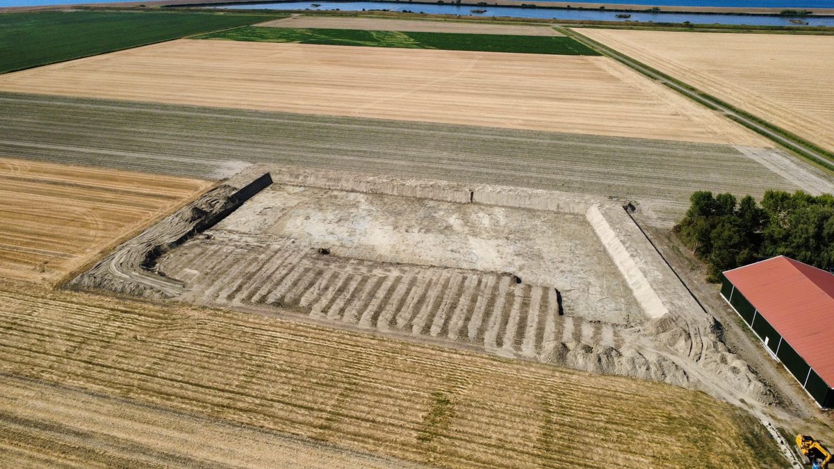 hankoblok's tweet photo. Rondje op de #akker. Het waterbassin vordert gestaag. De gewassen kunnen wel een paar buien regen gebruiken. Goed zichtbaar op de dronefoto linksboven. #teelt26 https://t.co/Q6IZIrAgwv