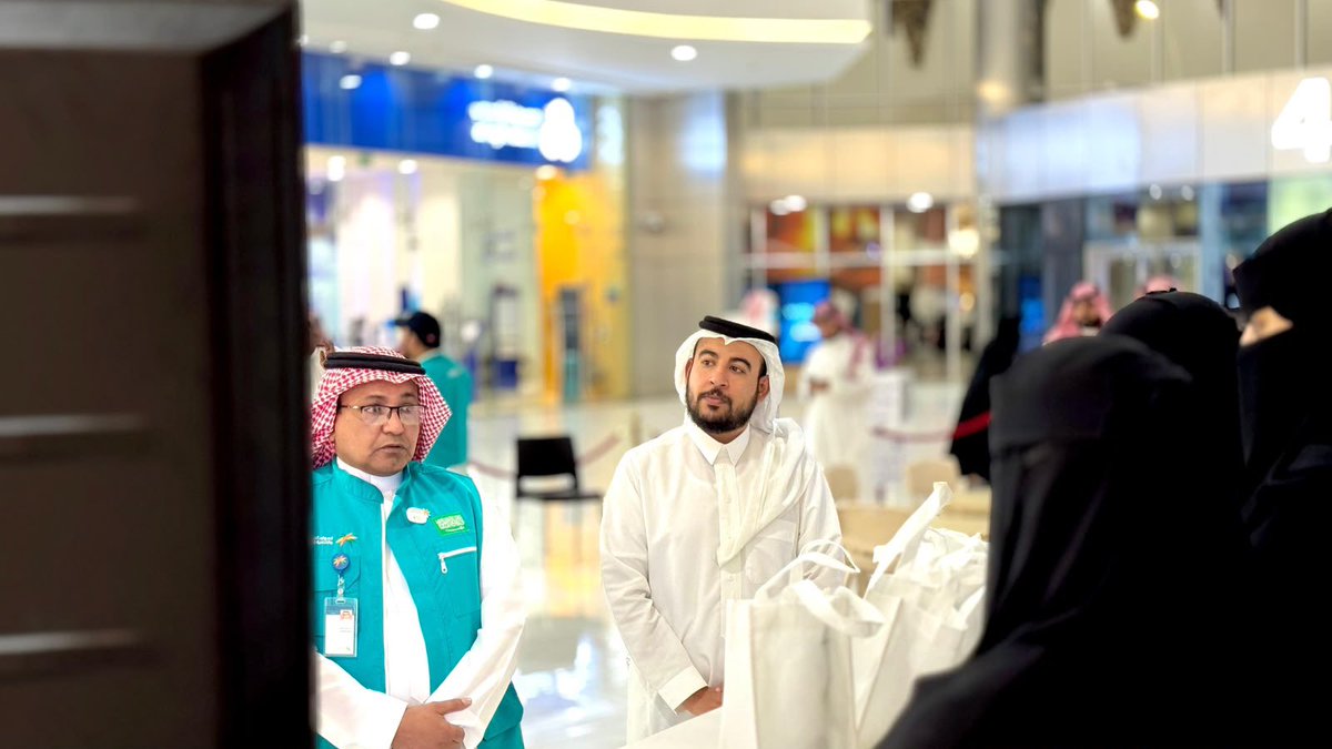 EalamNorth's tweet photo. ��ام نائب رئيس الجمعية أ.سلطان عواد الصقري بزيارة برنامج أسرتي في العثيم مول حيث تم الاطلاع على الانشطة المصاحبة للبرنامج والاستماع الى شرح عن أهداف البرنامج وأهميته وفق تطلعات القيادة الرشيدة.
وشهد البرنامج حضور مميز حيث سيستمر البرنامج على مدار أسبوع حتى الخميس القادم. https://t.co/rSCRmJ541o
